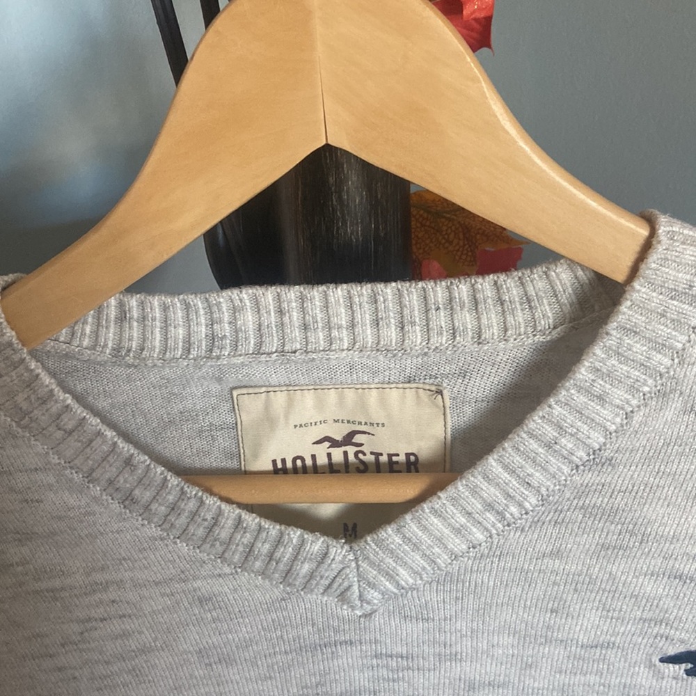 Hollister California Long Sleeve V Neck - Picture 4 of 4